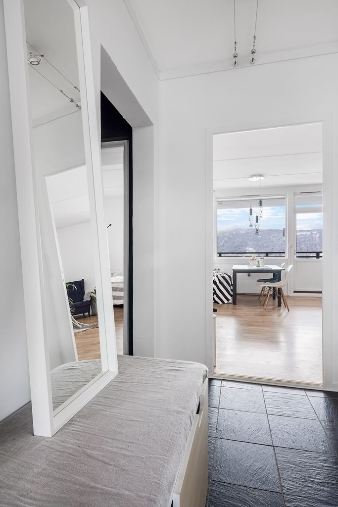 Velkommen inn i en romslig entré med gode garderobeskap. Galleribilde