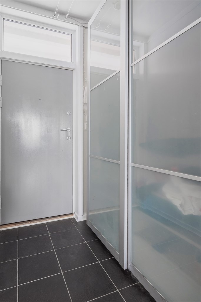 Når du kommer inn i leiligheten finner du et stort og fint garderobeskap. Her er det gode plass til å sette fra seg sko og henge fra seg jakker. Galleribilde