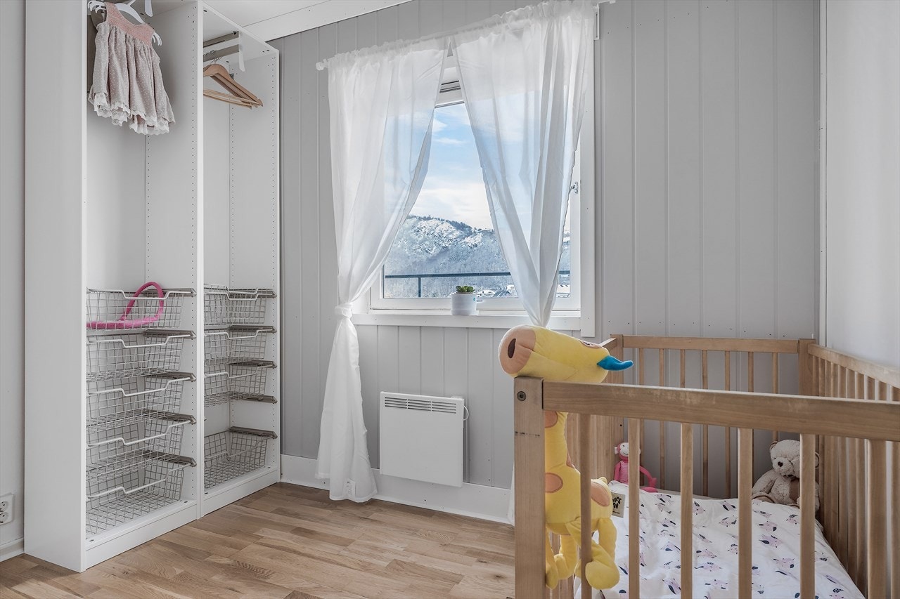 Her er det god plass til både klesskap og en seng. Det er også en panelovn på dette soverommet for kalde vinterdager. Galleribilde