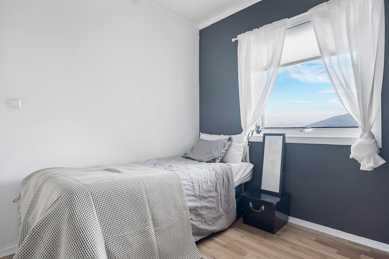 I tillegg til en stor og fin utsikt over og mot altan så har du også god plass til en dobbeltseng. Galleribilde