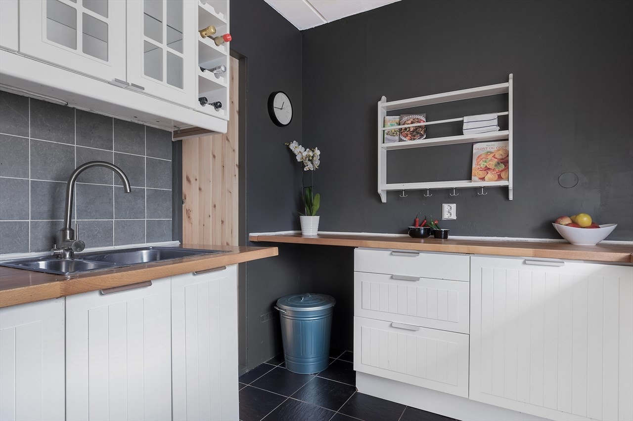 En del av skapene har også fronter av glass, og kjøkkenet er på 8m2. Galleribilde