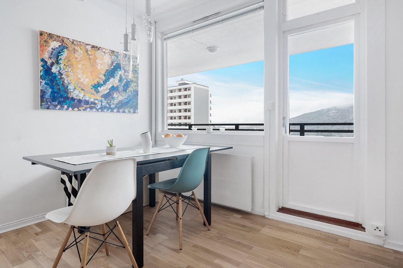 Stuen leder også ut til din egen veranda på ca 25m2 inkludert en bod. Galleribilde