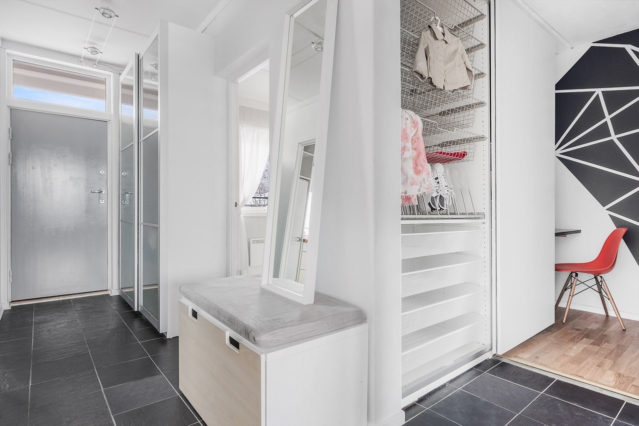 Mellom gang og stuehar man en praktisk kontorløsning. Galleribilde