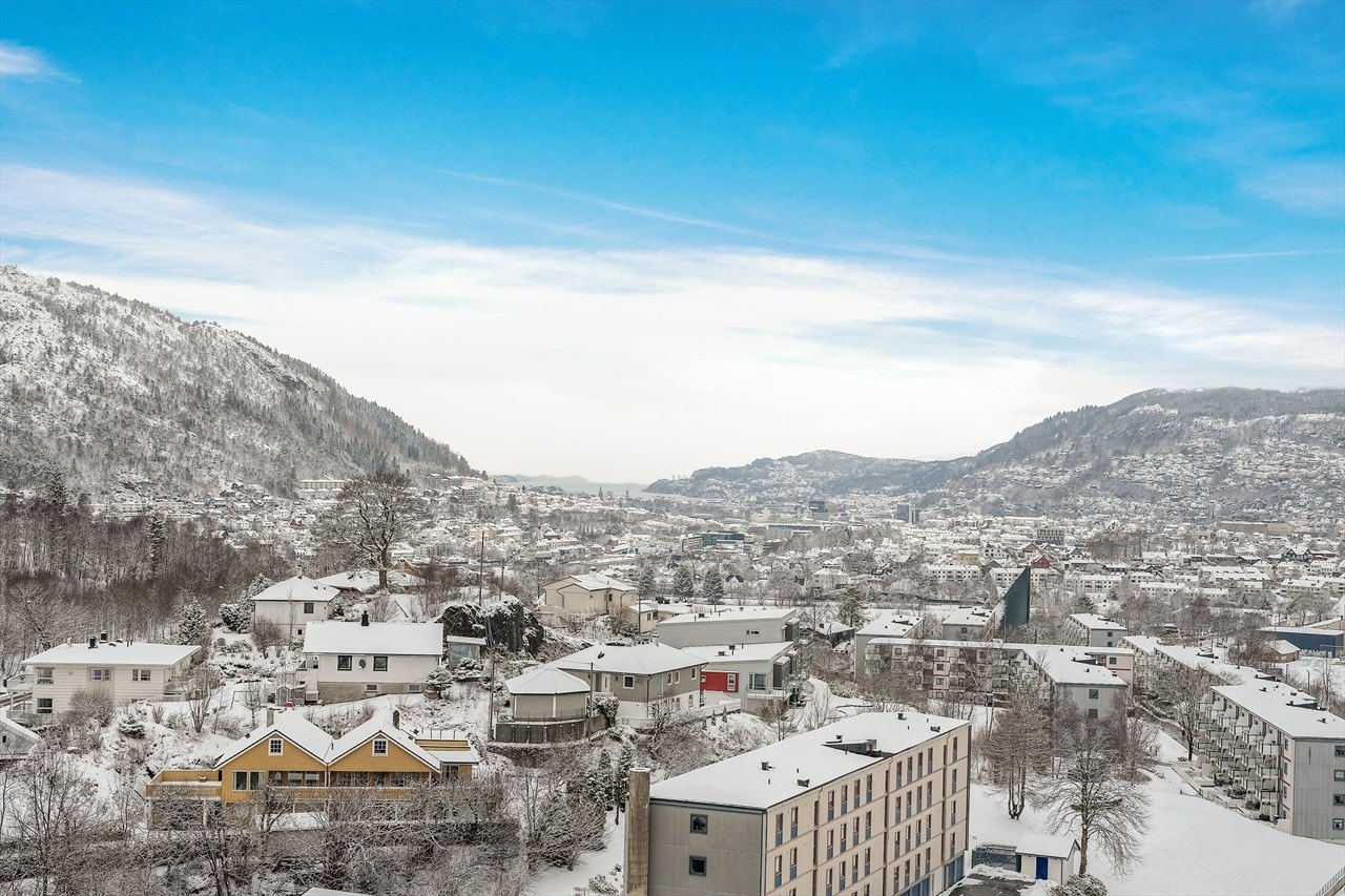 Leiligheten ligger sentralt til på Landås med bybanen bare 700m unna. Galleribilde