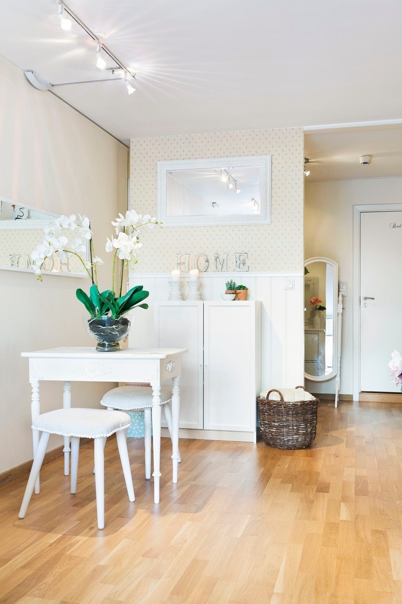 Med god planløsning har man godt med plass til både sofa og spisebord. Galleribilde