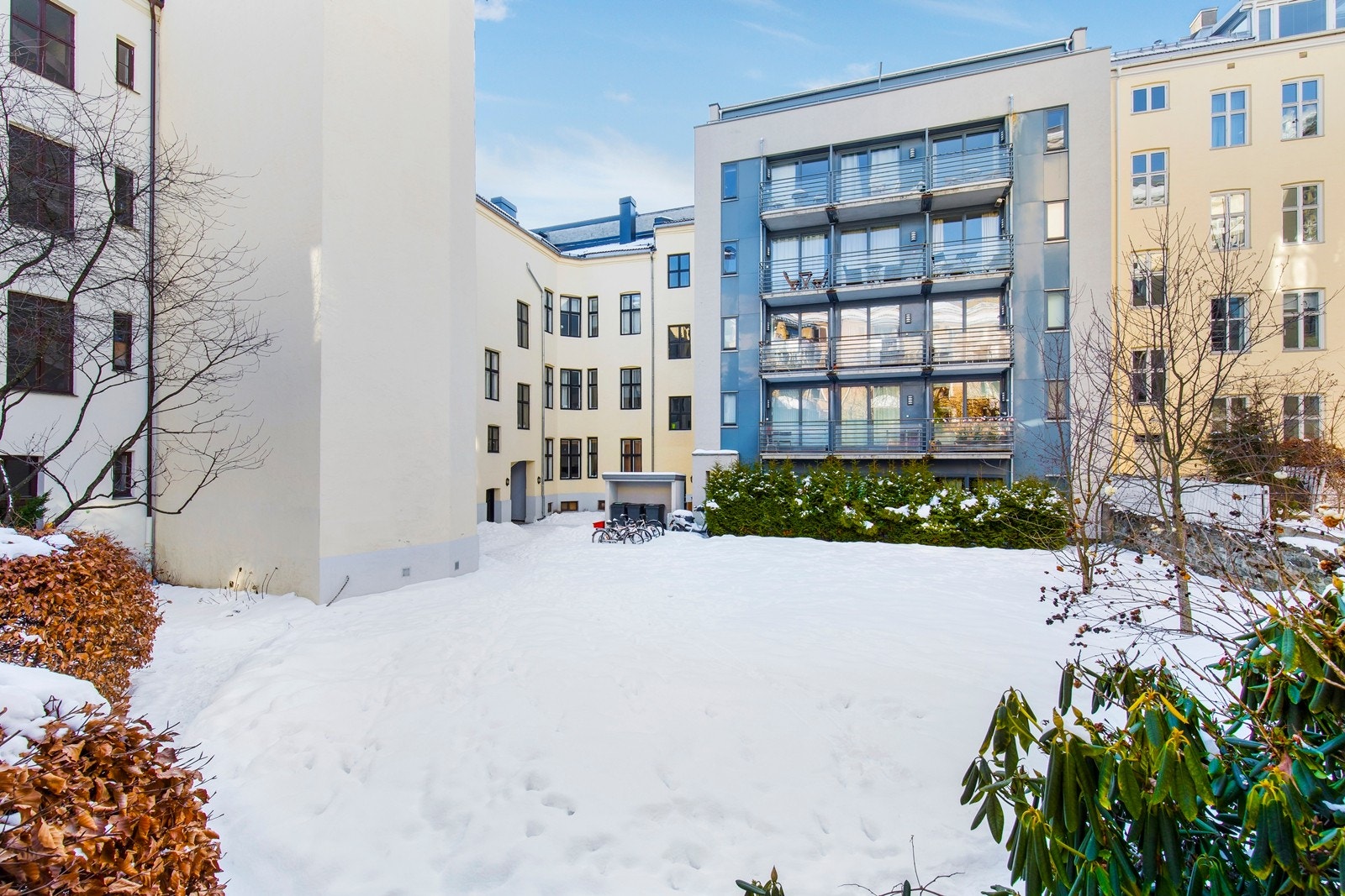 Velkommen til Mauritz Hansens Gate 8, en stilig og praktisk 2-roms leilighet med attraktiv og tilbaketrukket beliggenhet. Her bor du tilbaketrukket og stille til i grønne omgivelser. Galleribilde
