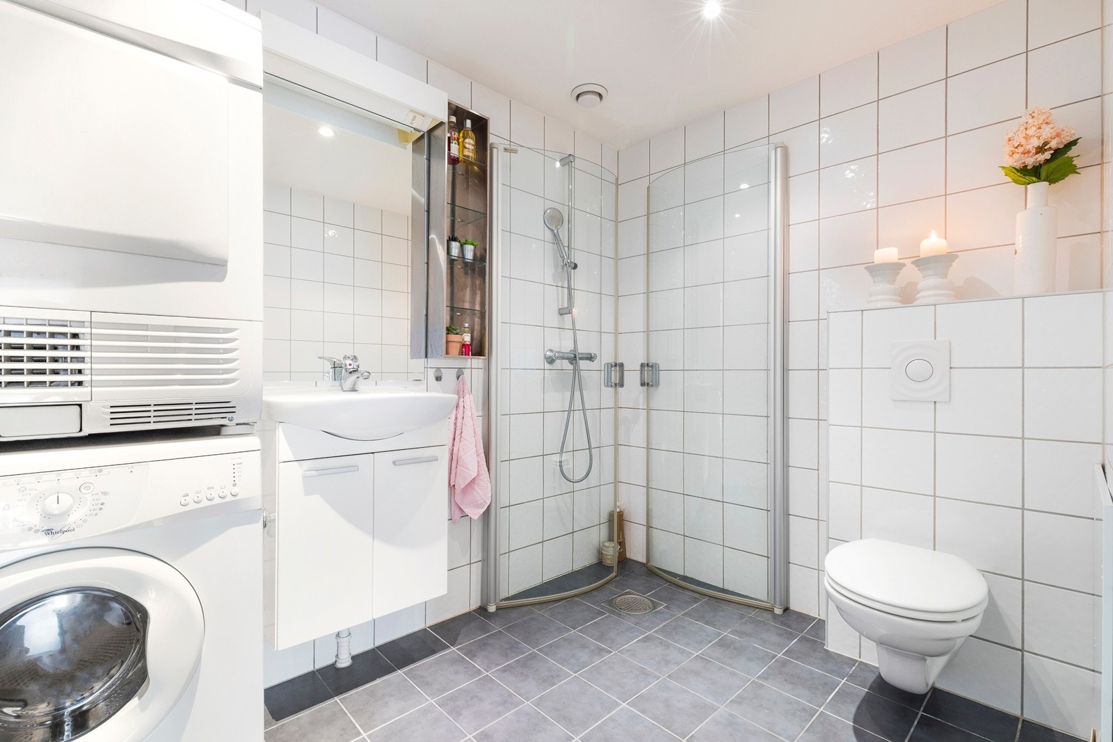 Lyst, pent og meget romslig bad med varmekabler i gulv, downlights belysning i tak og opplegg for vaskemaskin og tørketrommel. Galleribilde
