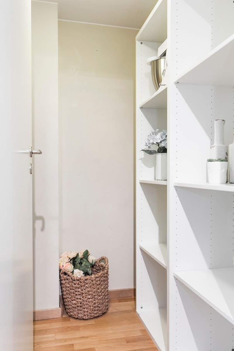 Innenfor entréen har leiligheten en praktisk bod på 3 kvm som egner seg fint som et Walk in Closet. Galleribilde