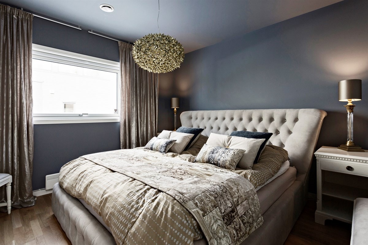 Romslig og delikat hovedsoverom med plass til stor seng og møblement. Galleribilde