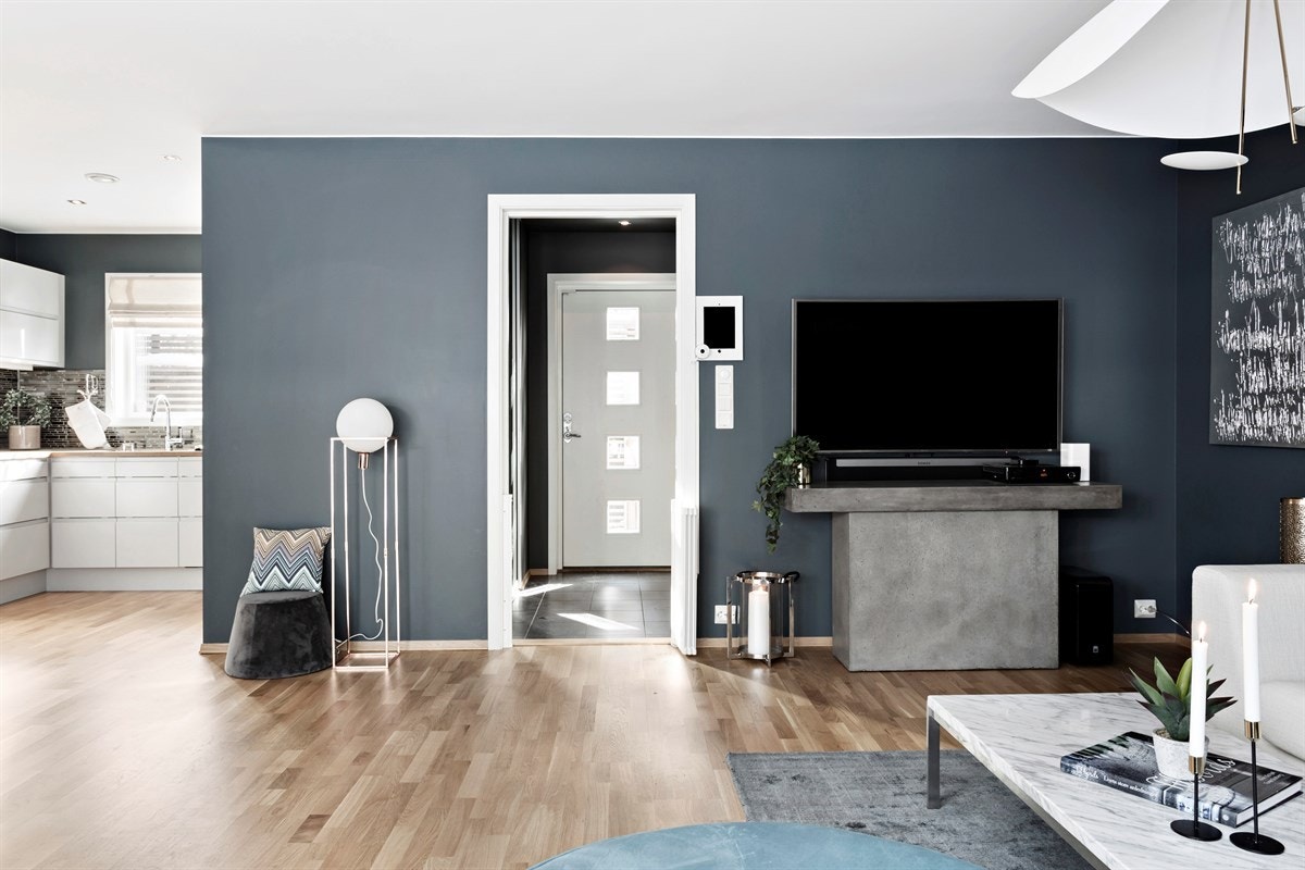 Stue med kjøkken i delvis åpen løsning i 1. etasje. Galleribilde