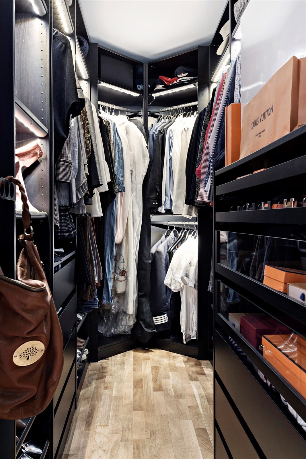 Praktisk omkledningsrom i underetasjen, i forbindelse med badet. Galleribilde