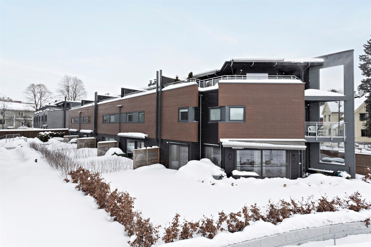 Meget attraktivt rekkehus med gjennomgående høy standard. Oppført i 2014. Nr. 17e har en god og skjermet beliggenhet nest innerst i rekken. Galleribilde