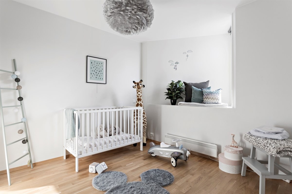 Lyst og romslig soverom 2, hyggelig innredet som barnerom. Galleribilde