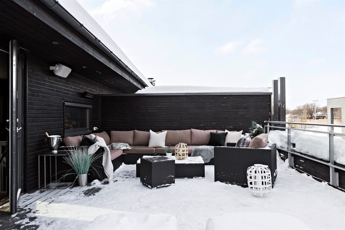 Solrik vestvendt takterrasse med god plass tilstor sofagruppe, solsenger og grill. Galleribilde