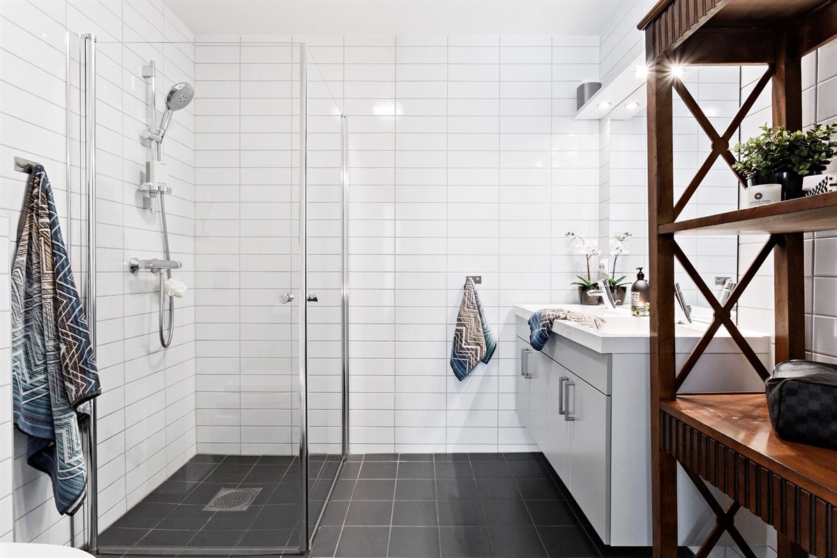 Lekkert bad med dusj i 2. etasje, i forbindelse med soverommene. Galleribilde