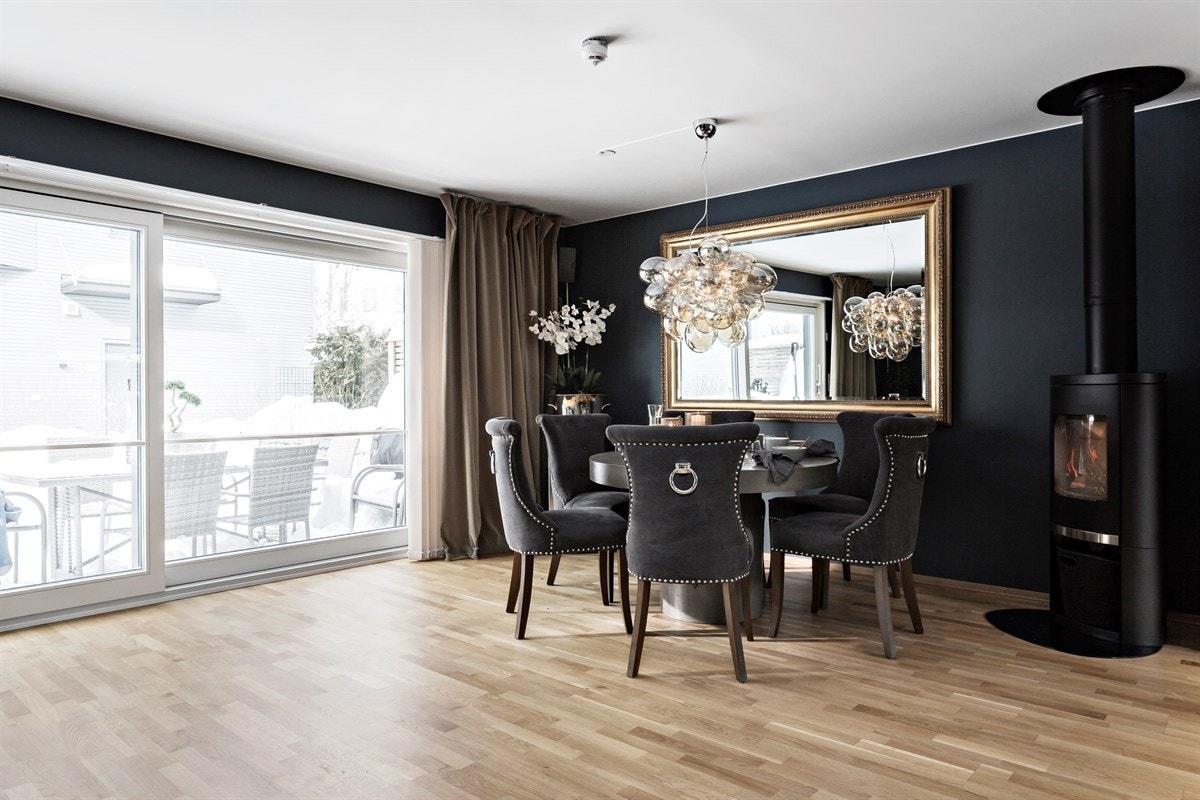 Hyggelig spisestue i forbindelse med kjøkkenet. Store vindusflater gir bra med lys inn. Galleribilde