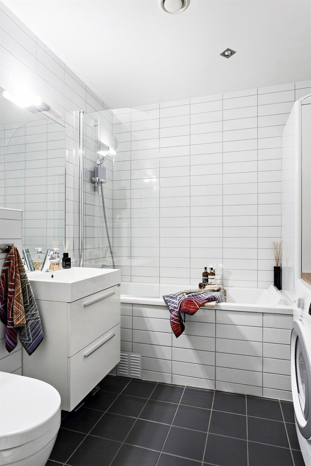 Pent bad med badekar og plass til vaskemaskin i underetasjen. Galleribilde