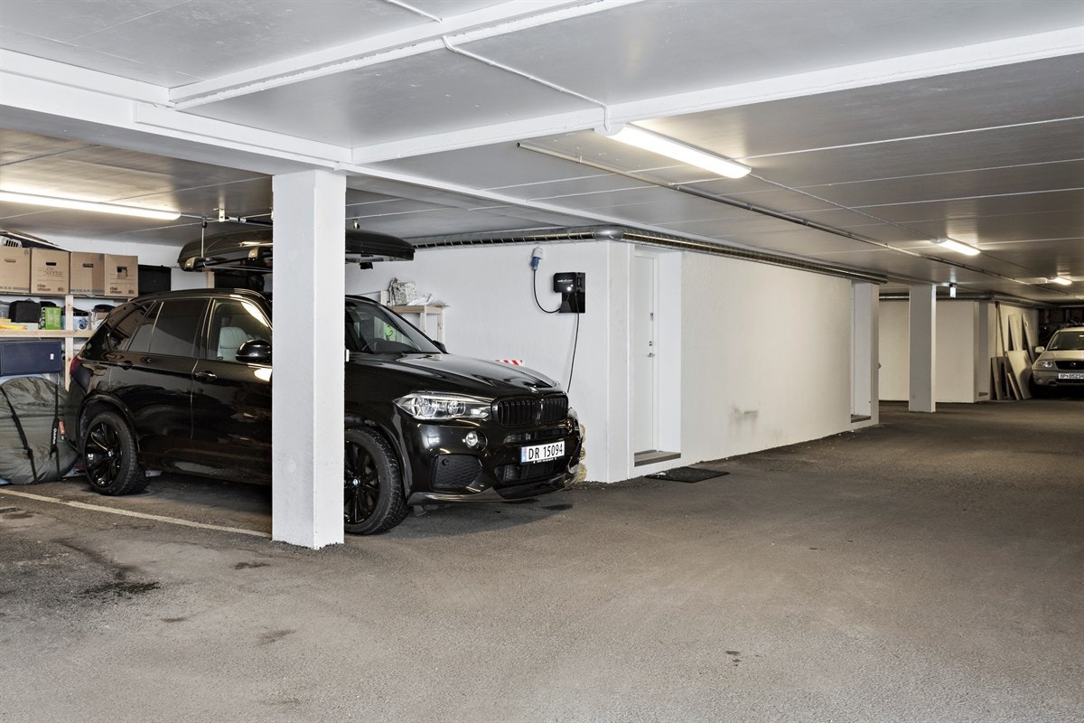 1 romslig garasjeplass, med direkte inngang fra underetasjen. Galleribilde