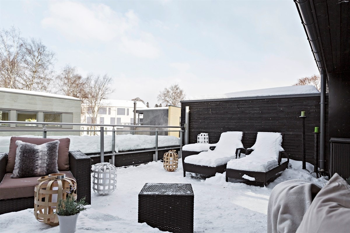 Stor privat takterrasse med utgang fra loftstuen. Galleribilde