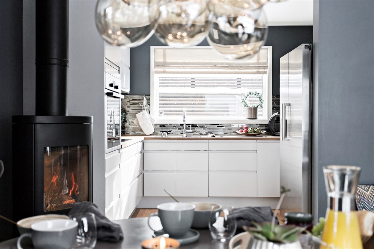 Flott og praktisk kjøkken med innredning fra Sigdal. God plass til stort spisebord i forlengelse av kjøkkenet. Galleribilde