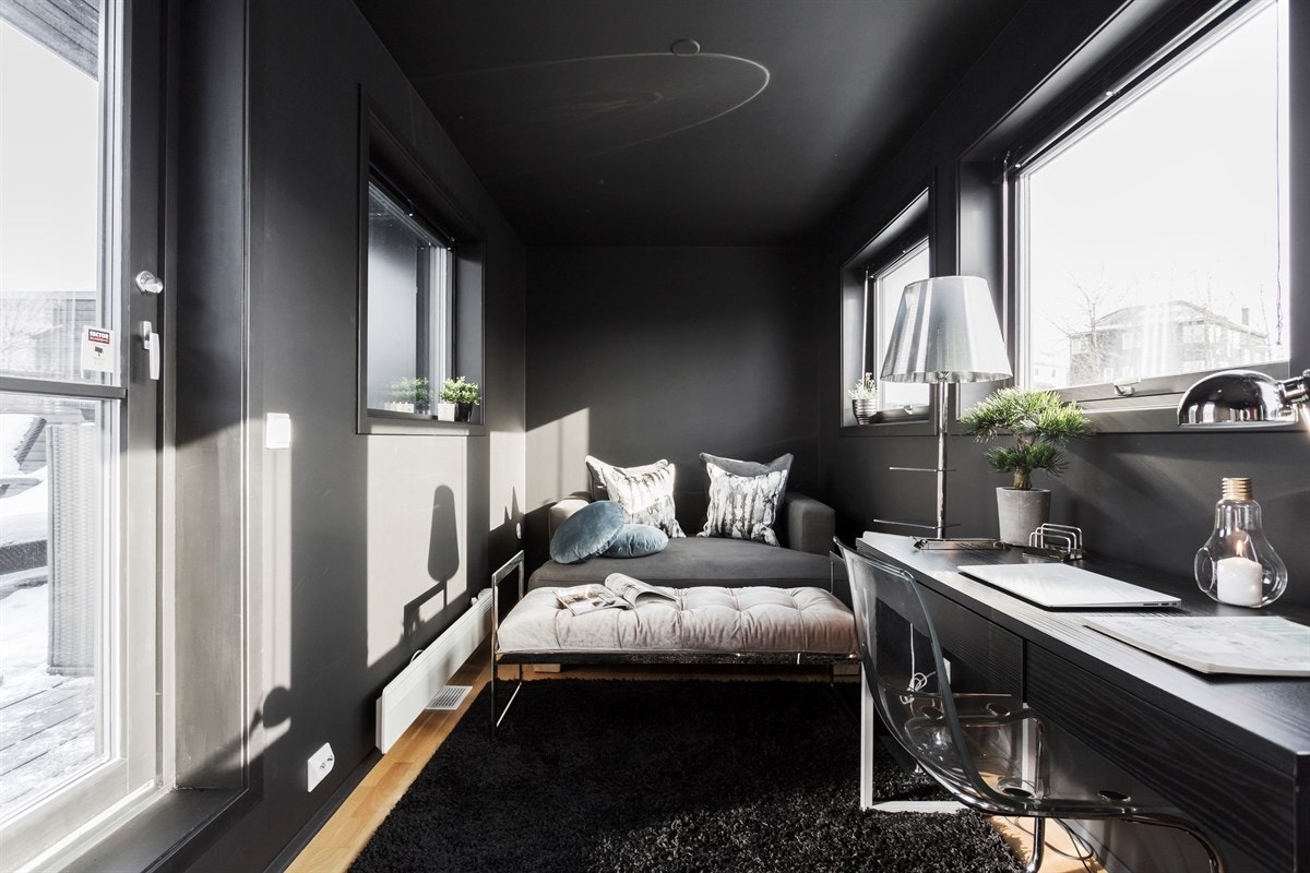 Loftstue med mange vindusflater og naturlig lys inn. Galleribilde