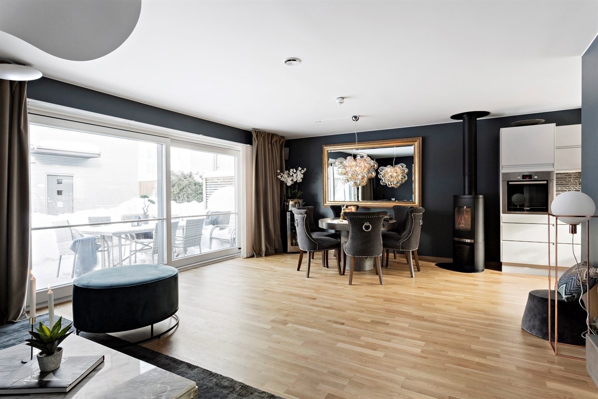 Lys og romslig stue med utgang til terrasse og hage. Galleribilde