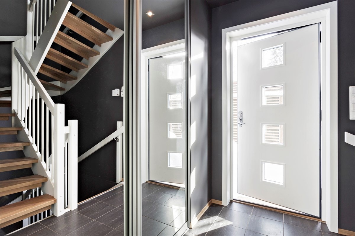 Trapperom og inngangsparti 1. etasje. Flotte detaljer i inngangsdøren for mer lys. Galleribilde