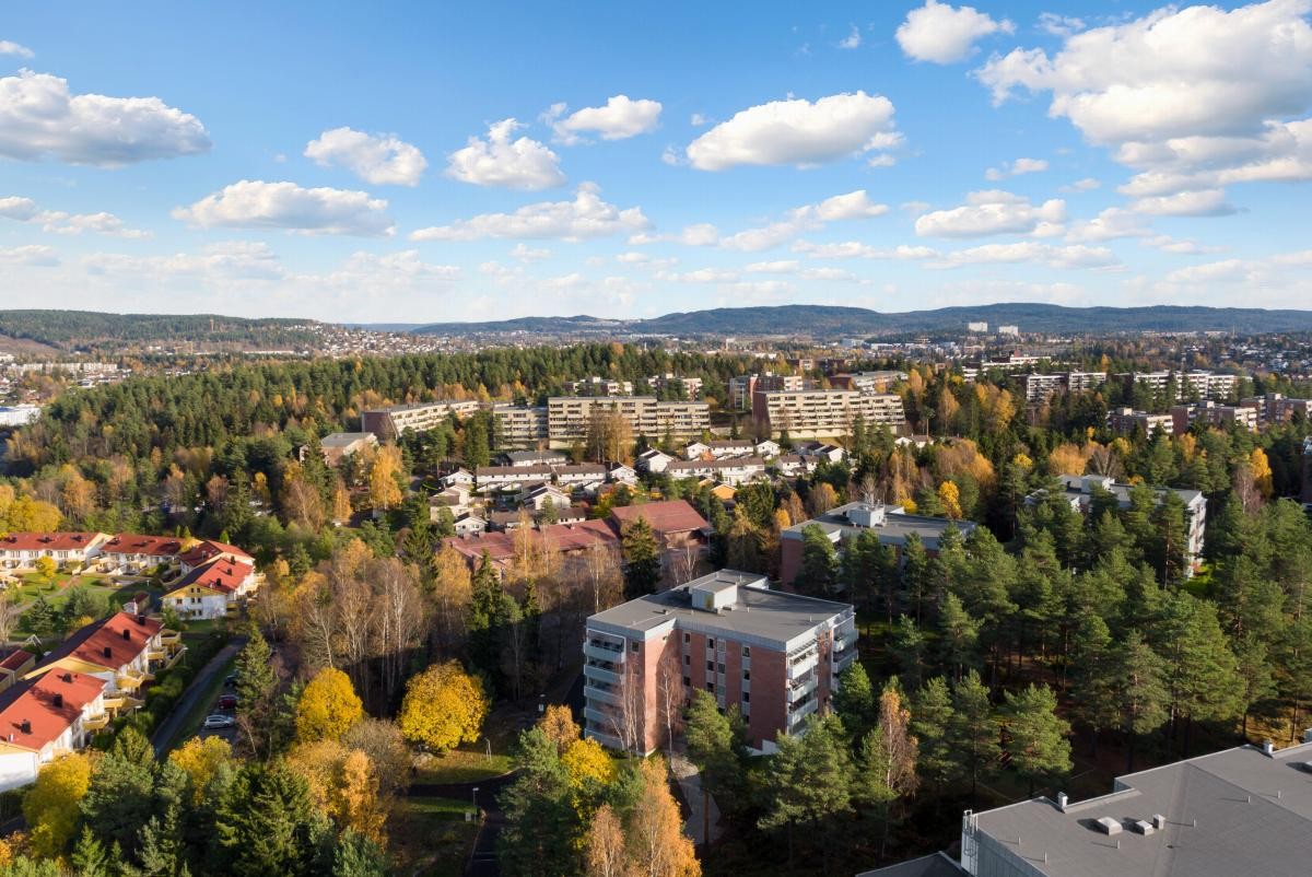 Området er barnevennlig, uten gjennomgangstrafikk, med nærhet til skoler, barnehager og et rikt utvalg av servicetilbud. Galleribilde