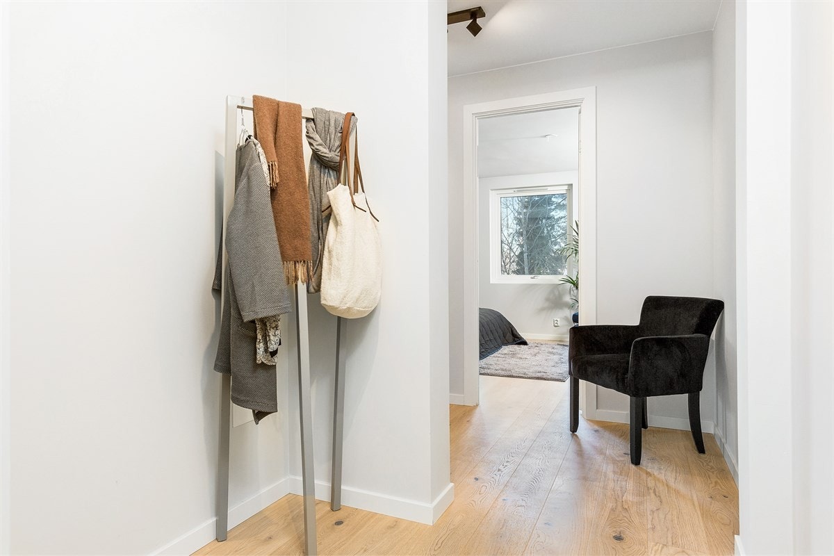 Entreen gir et godt førsteinntrykk av leiligheten og er pent innredet med parkett på gulv. Galleribilde