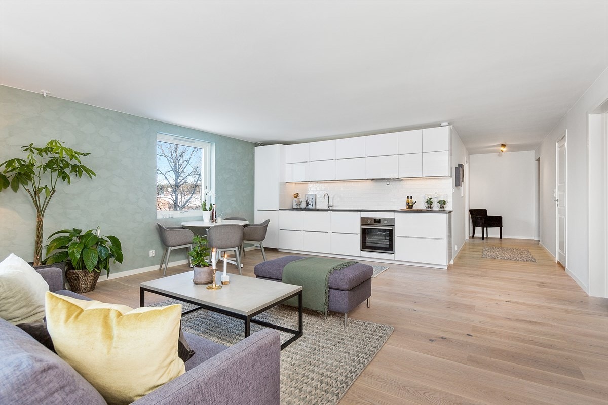 Romslig stue og kjøkken. Galleribilde