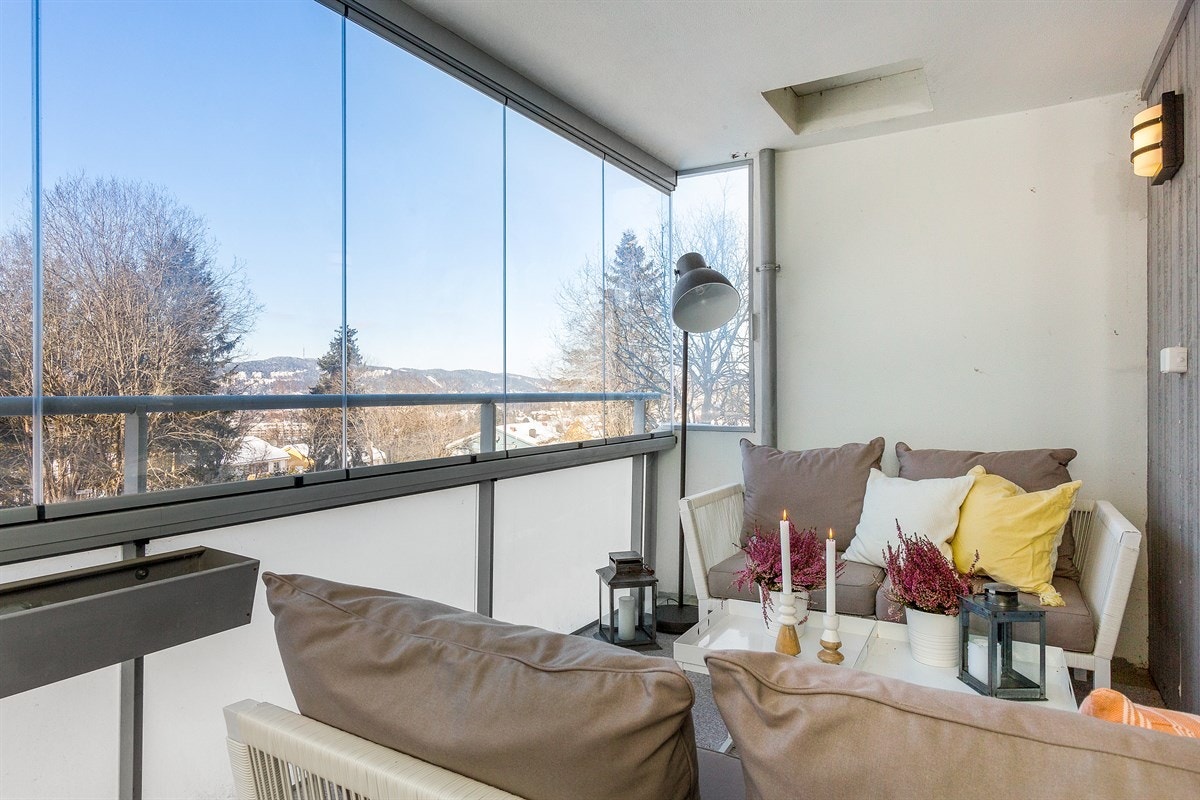 Stor, innglasset balkong på12 kvm. med gode solforhold. Galleribilde