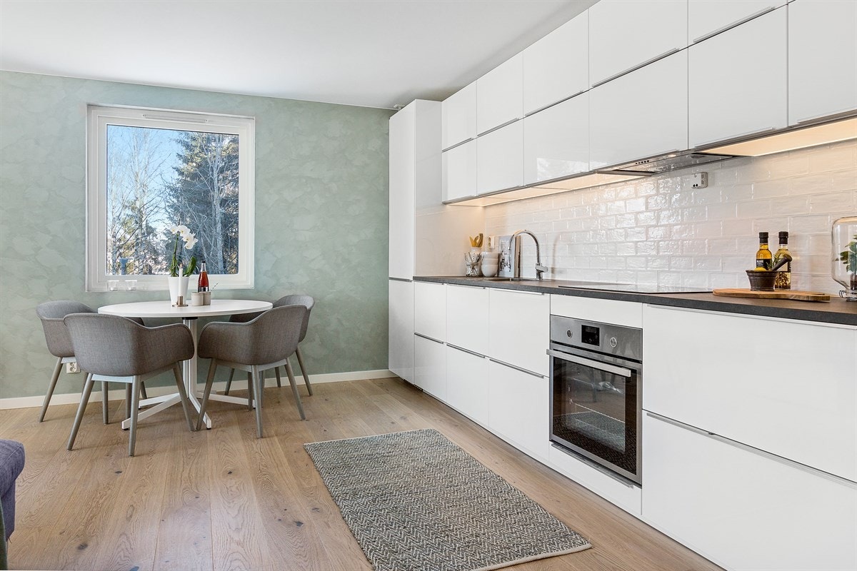 Videre består kjøkkenet av oppvaskmaskin, koketopp, stekeovn og kjøl/fryseskap. Galleribilde