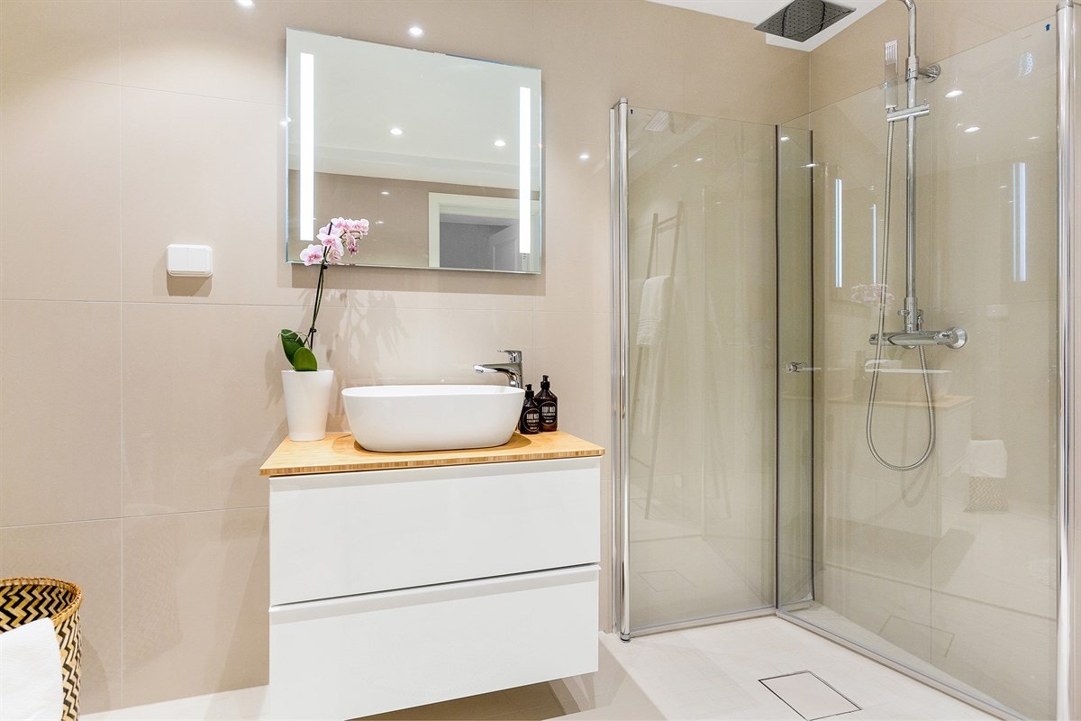 Romslig regnfallsdusj. Galleribilde