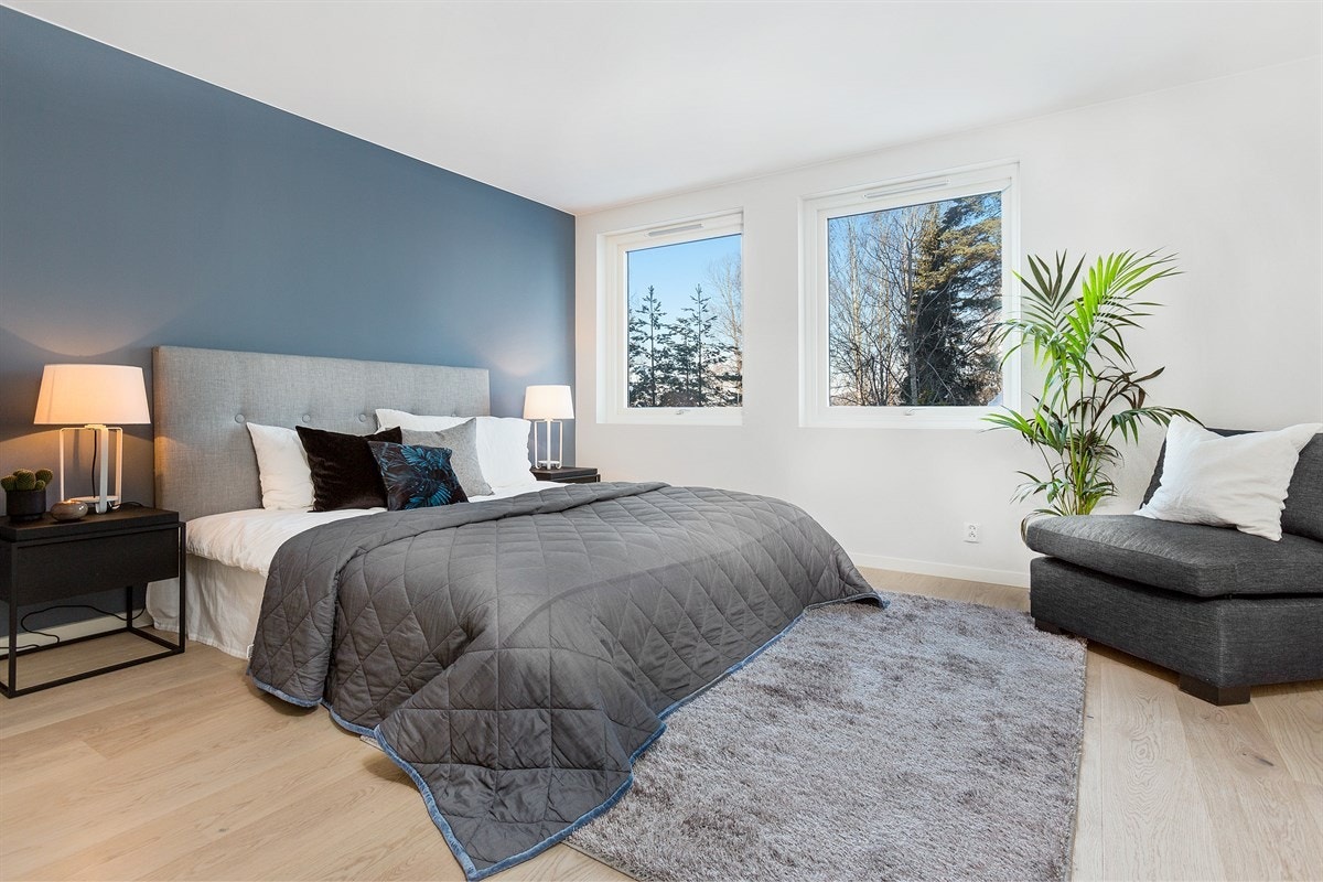 Leiligheten har tre fine soverom med fondvegger i moderne fargetoner. Galleribilde