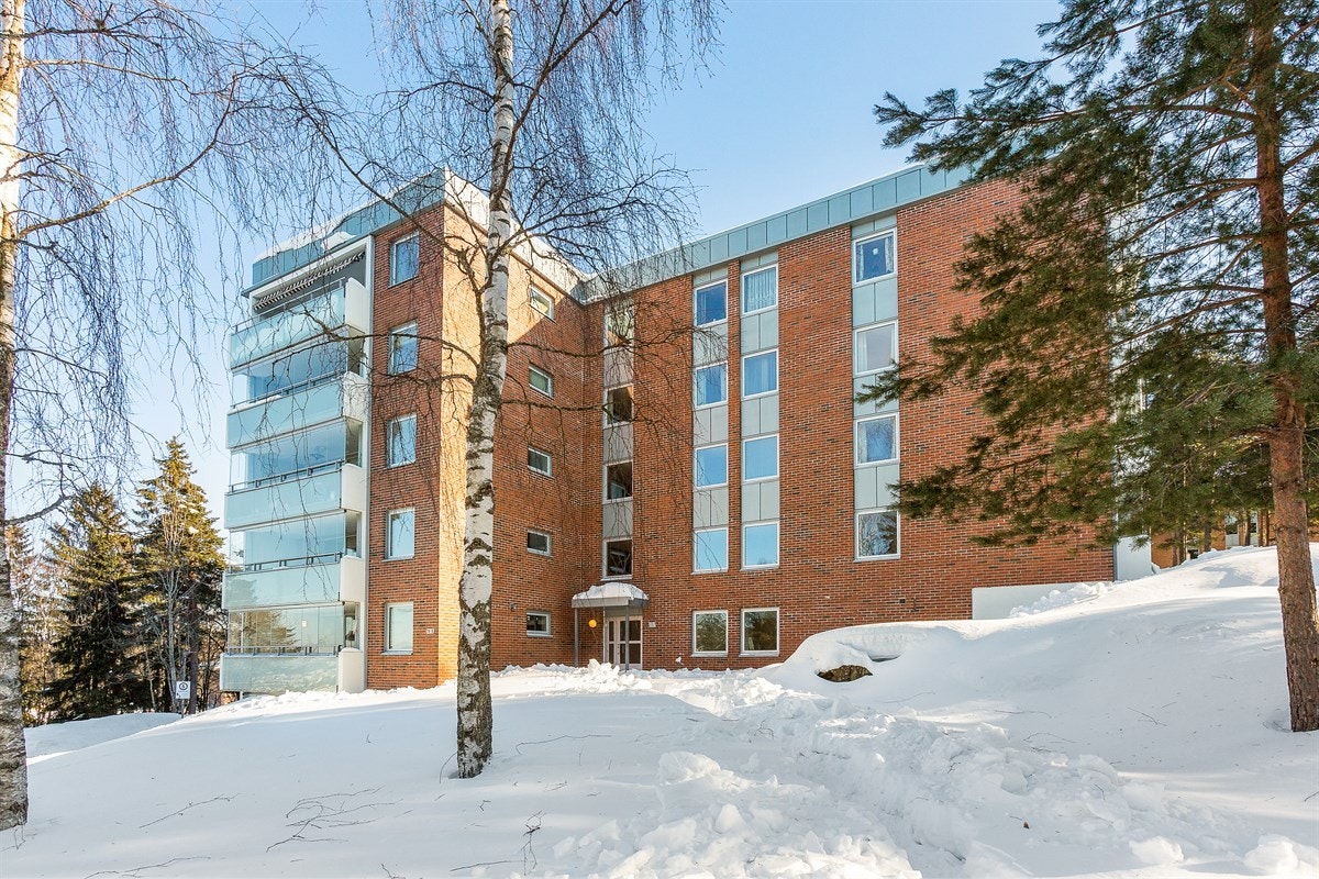 Det er mulig å kjøre helt opp til inngangsdøren for av og pålessing. Galleribilde