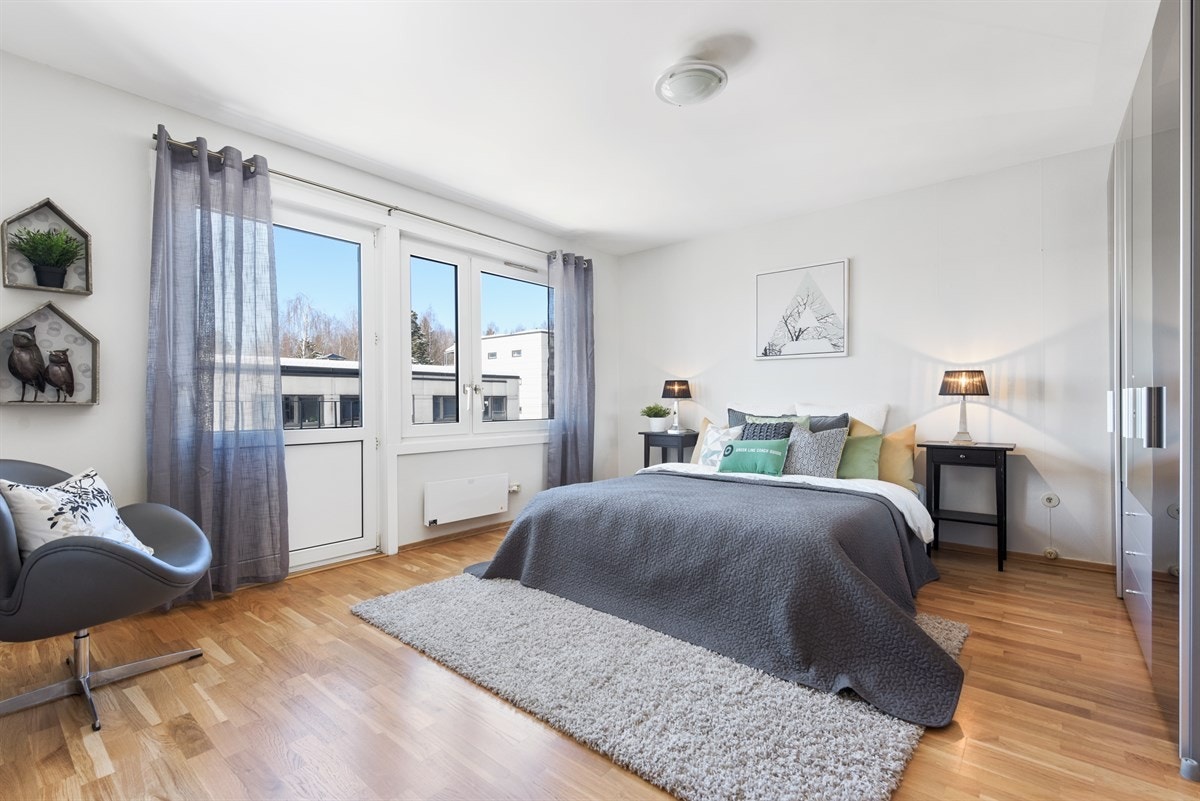 Soverom med god plass til stor dobbeltseng Galleribilde