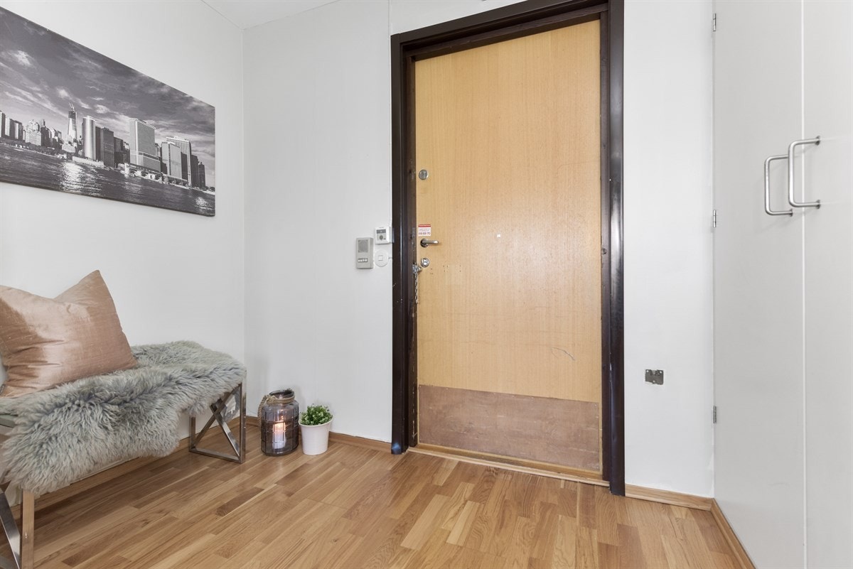 Entre, inngangsparti med garderobeskap Galleribilde