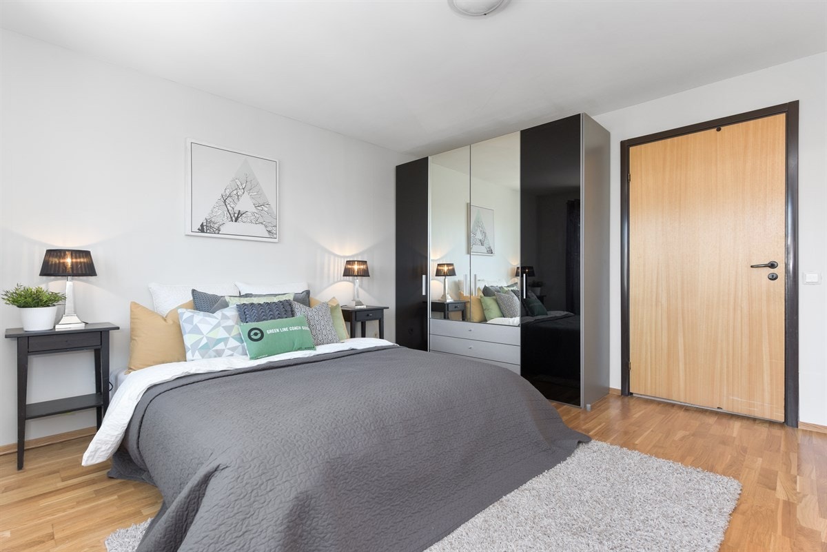 Soverom med inngang til baderom Galleribilde