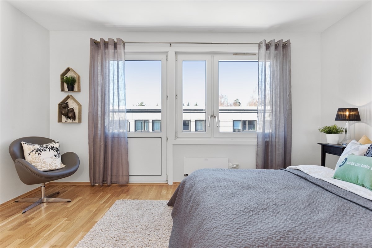 Soverommet har store vinduer og fransk balkong Galleribilde