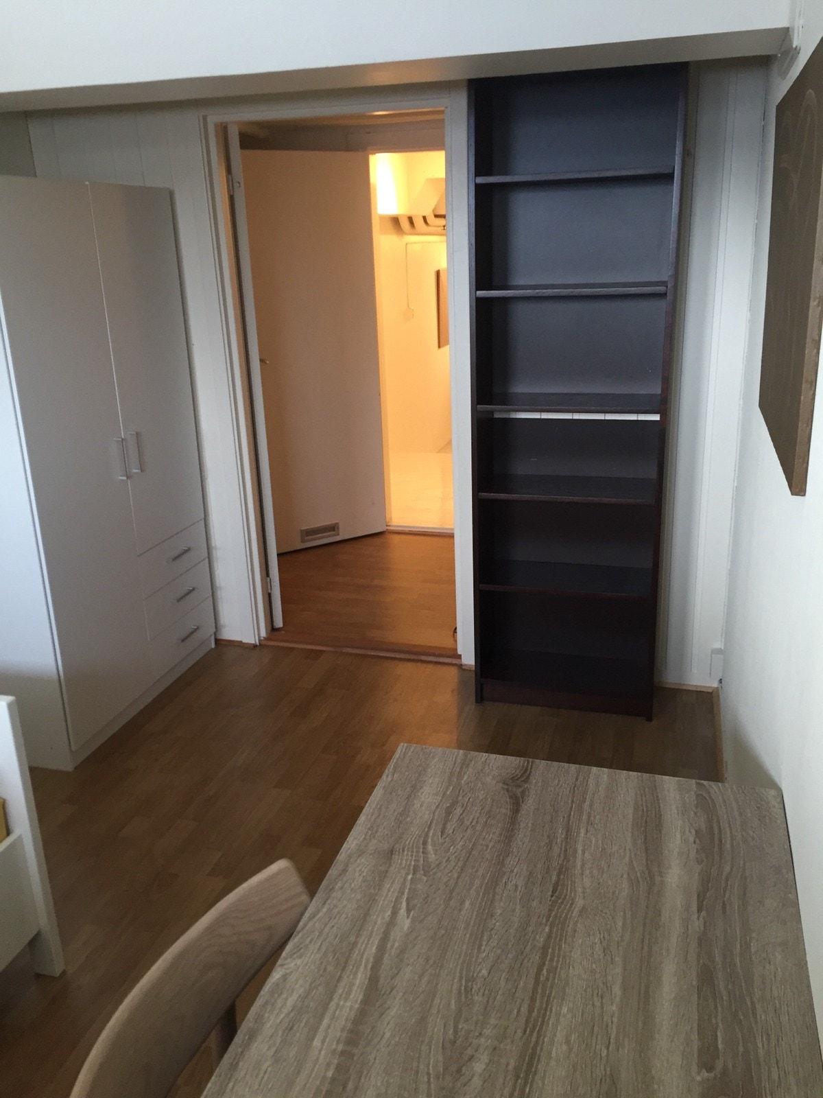 Rom 8 med seng, garderobeskap, hylle, skrivebord og stol Galleribilde