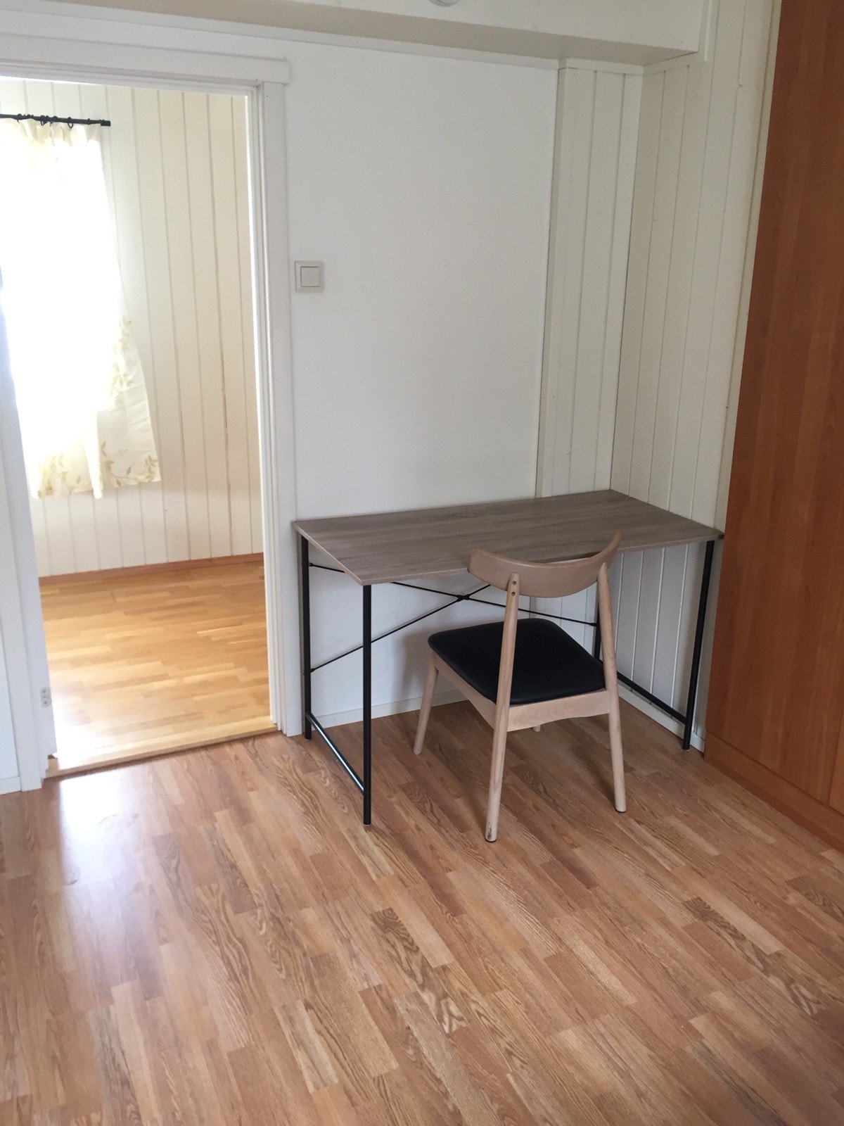 Rom 2 med seng, stort garderobeskap, skrivebord og stol Galleribilde