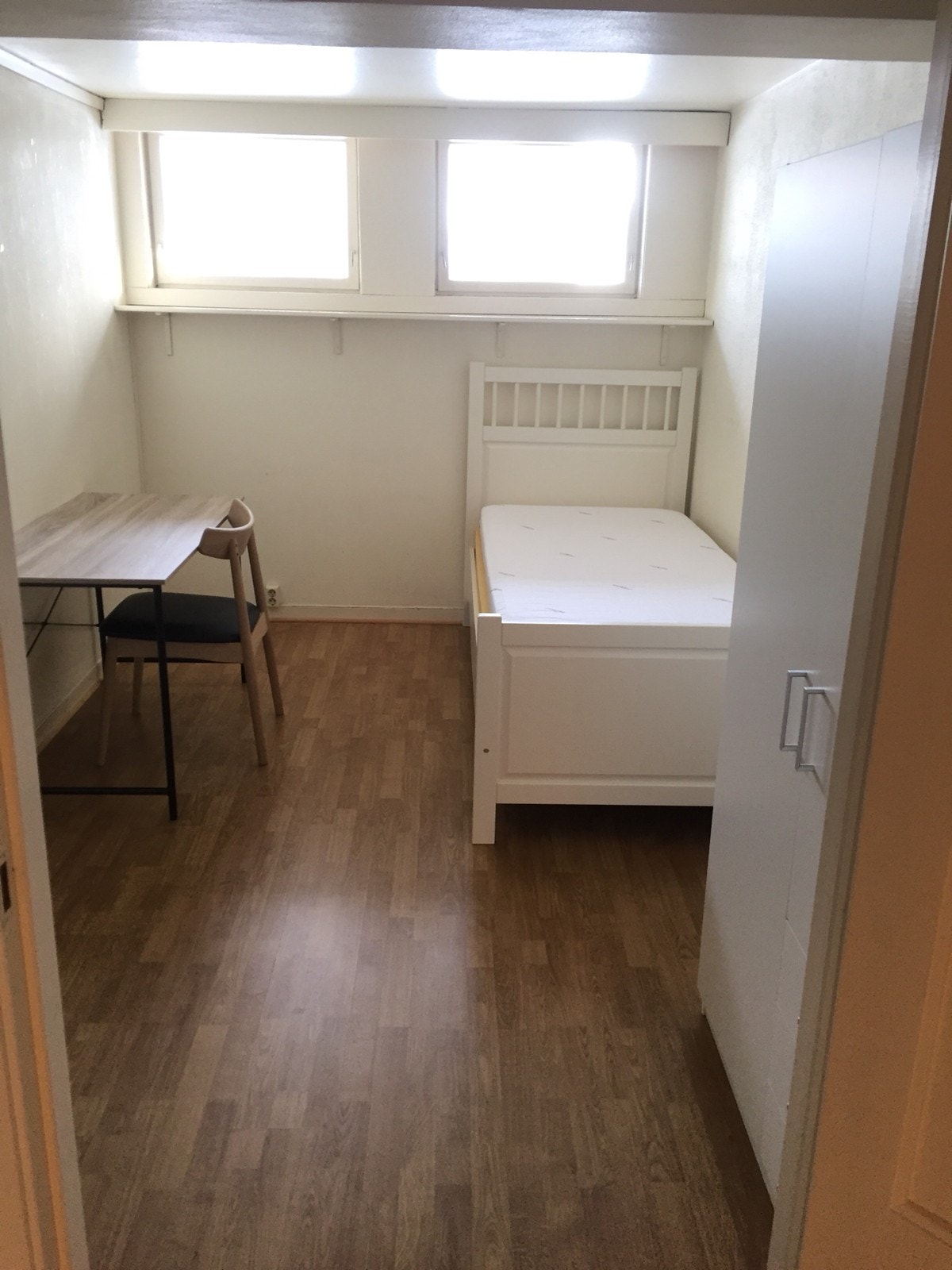 Rom 8 med seng, garderobeskap, skrivebord, hylle og stol Galleribilde