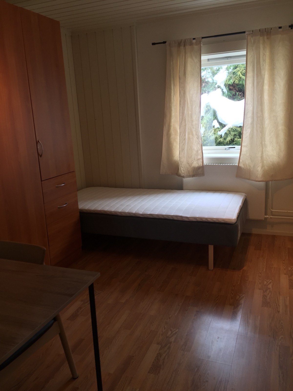 Rom 2 med seng, stort garderobeskap, skrivebord og stol Galleribilde