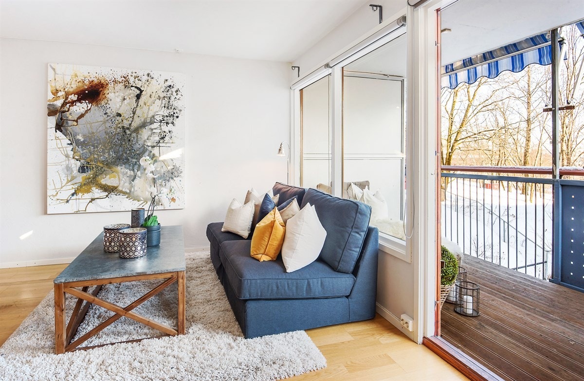 Lys stue med utgang til romslig solrik terrasse med hyggelig utsyn Galleribilde