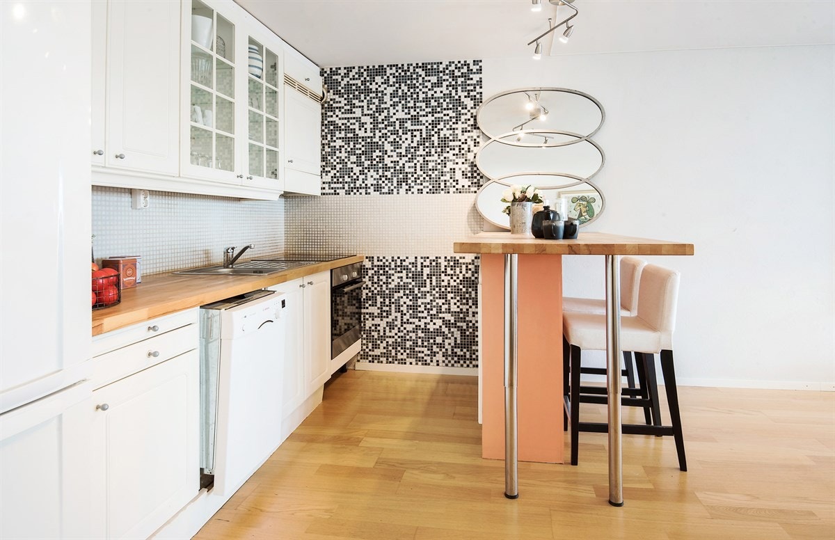 Kjøkken med integrerte hvitevarer, godt med lagringsplass Galleribilde