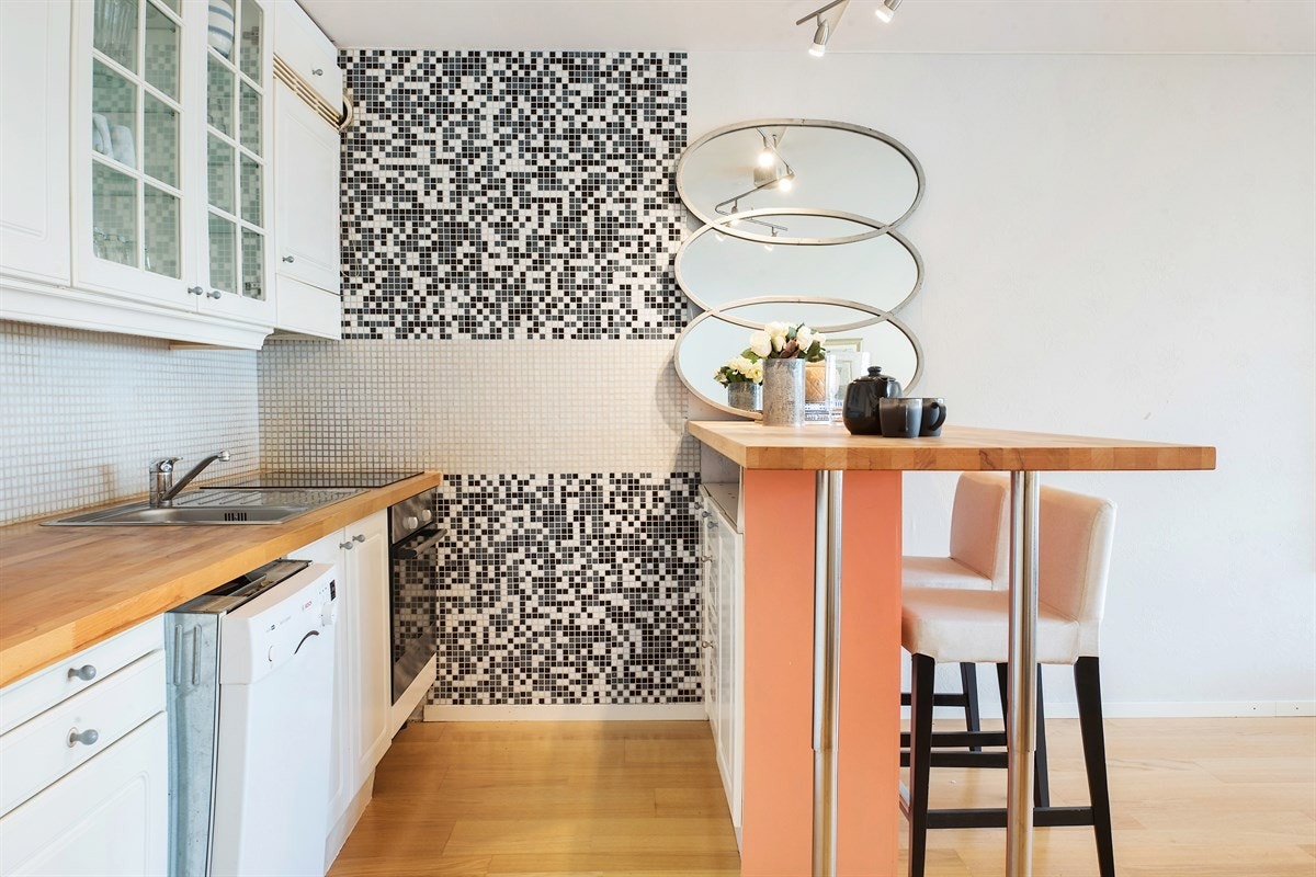 Kjøkken med praktisk barløsning med skap Galleribilde