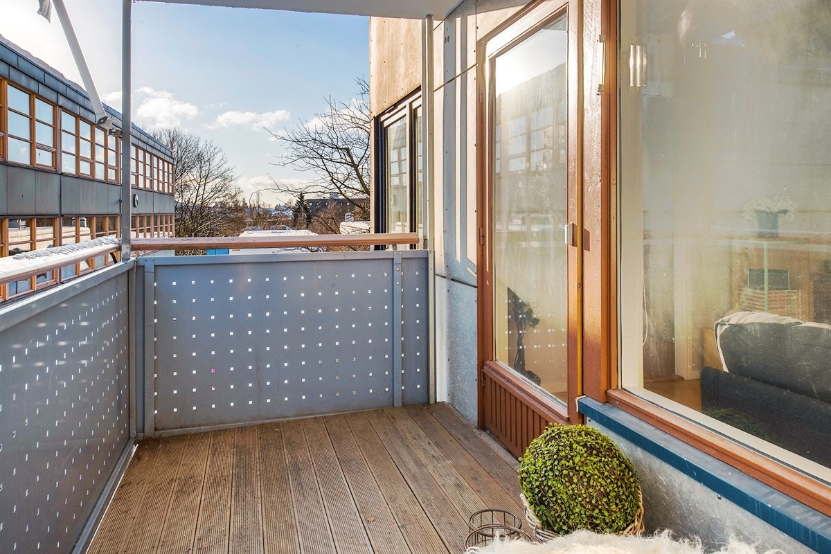 Kort avstand til offentlig kommunikasjon. Det er ca 7 min gange til t-bane på Hovseter stasjon. Derfra går linje 5 Østerås/Vestli, som tar ca 8 min til Majorstuen stasjon. Det er også få minutters gange til bussforbindelser fra Landingsveien. Galleribilde