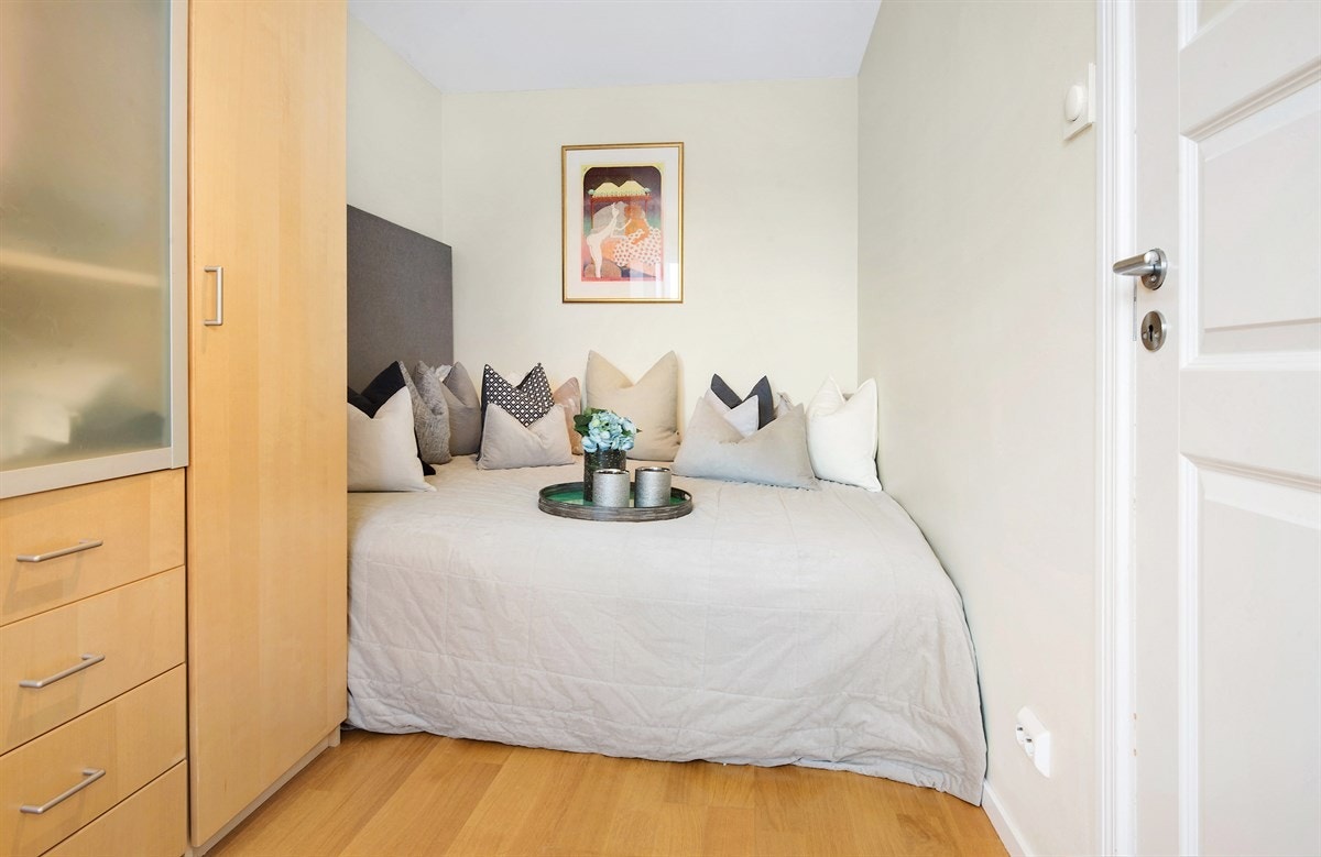 Soverom med garderobeskap og plass til dobbeltseng Galleribilde