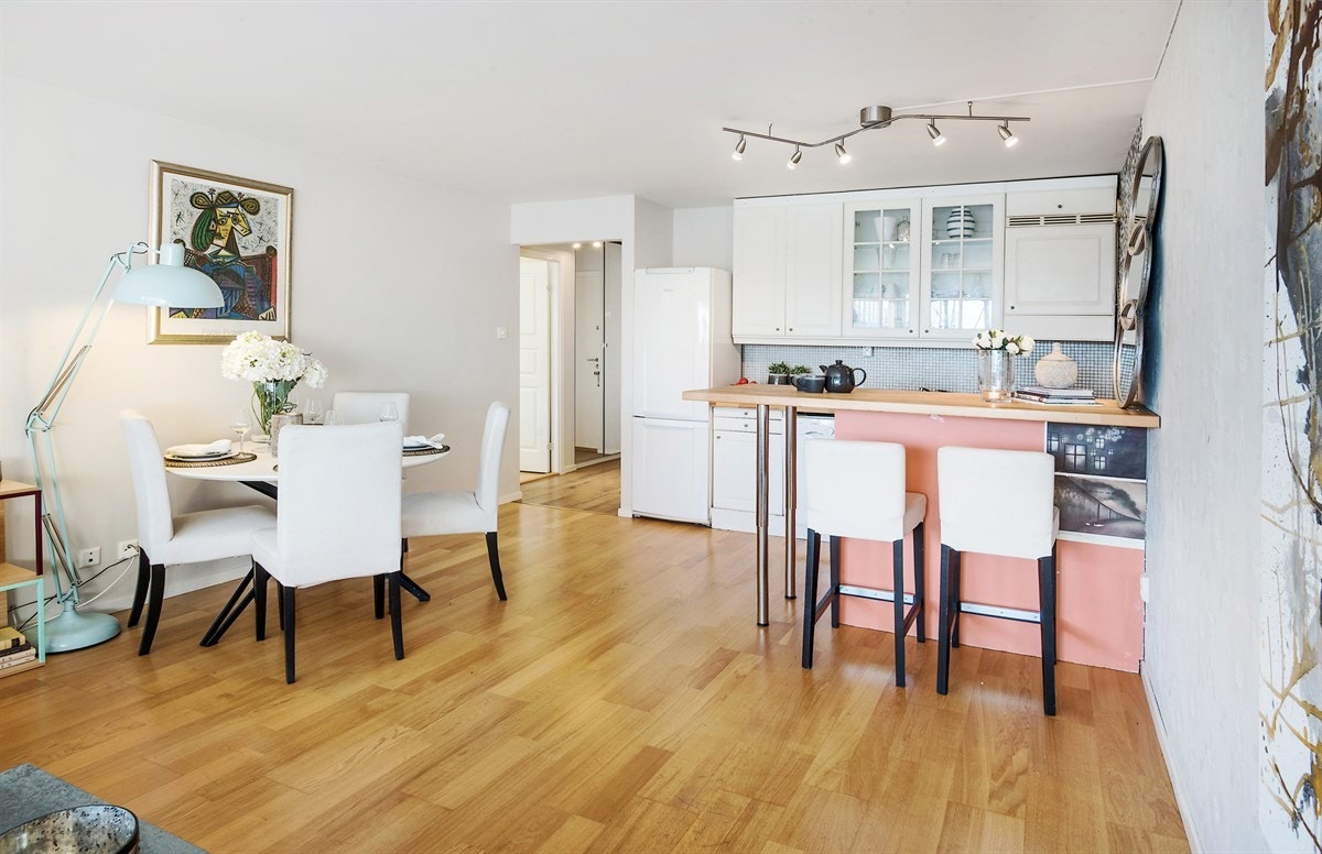 Gode fasiliteter som balkong, garasje, heis samt bod i kjeller. Galleribilde