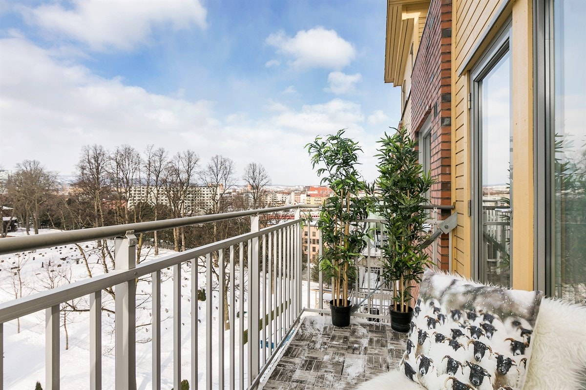 Vestvendt balkong uten innsyn, med plass til utemøblement, grill, planter etc. Galleribilde